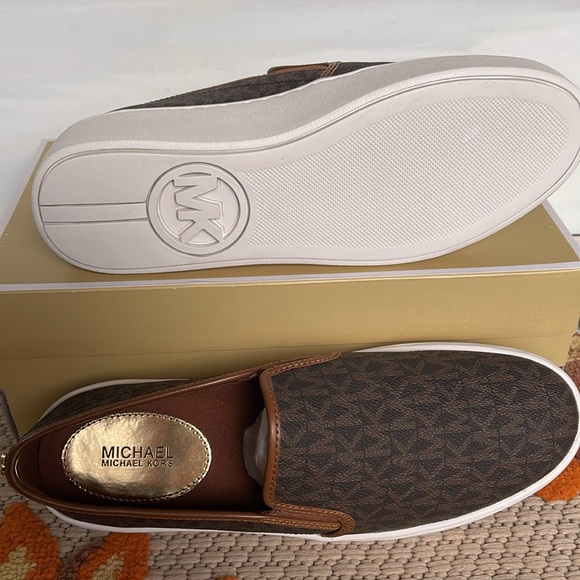 Michael Kors TEDDI SLIP ON
MK SIGNATURE SM
Platforms - Sneakers - Picture 3 of 16